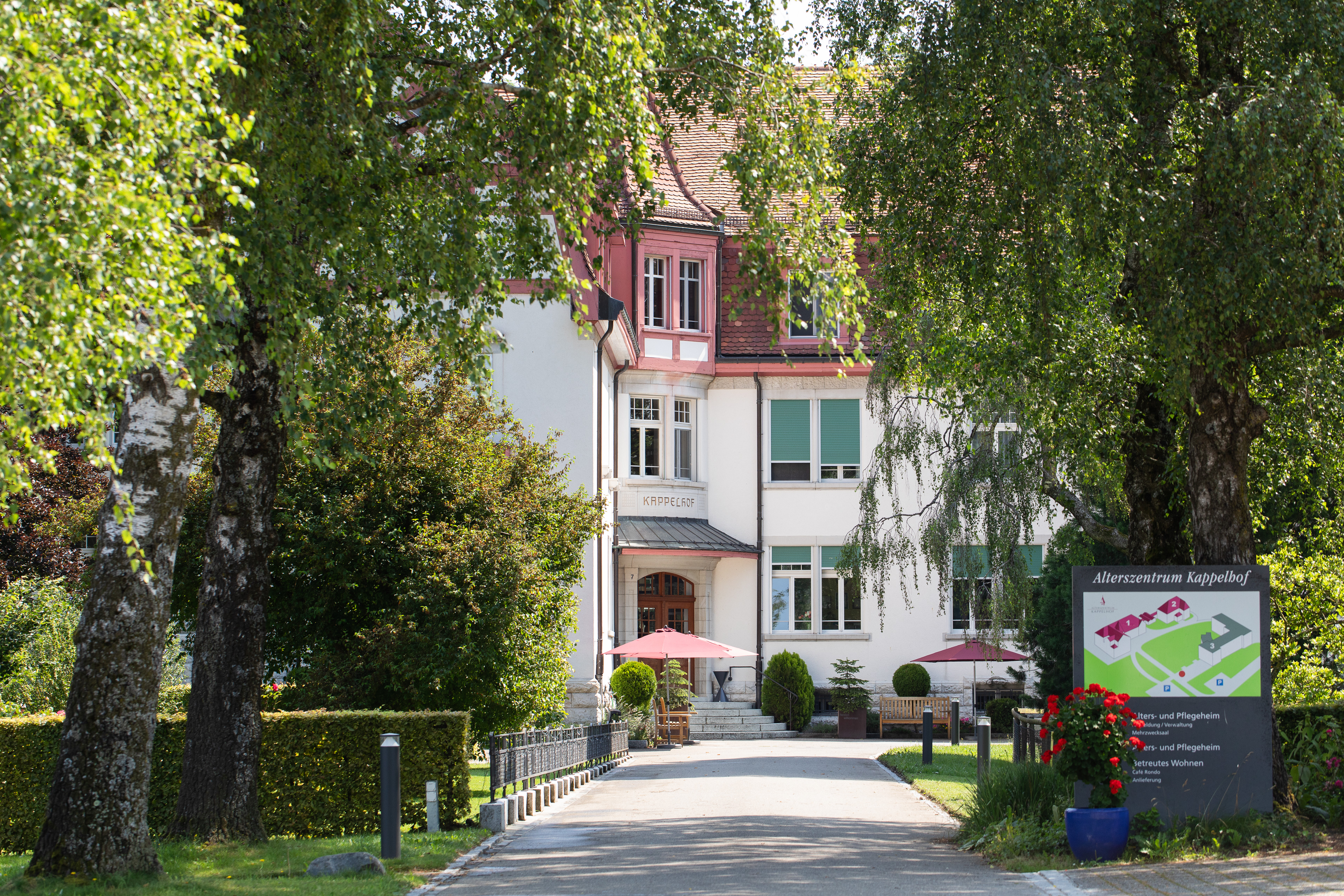 Auf dem Weg zum Haupteingang Haus 1